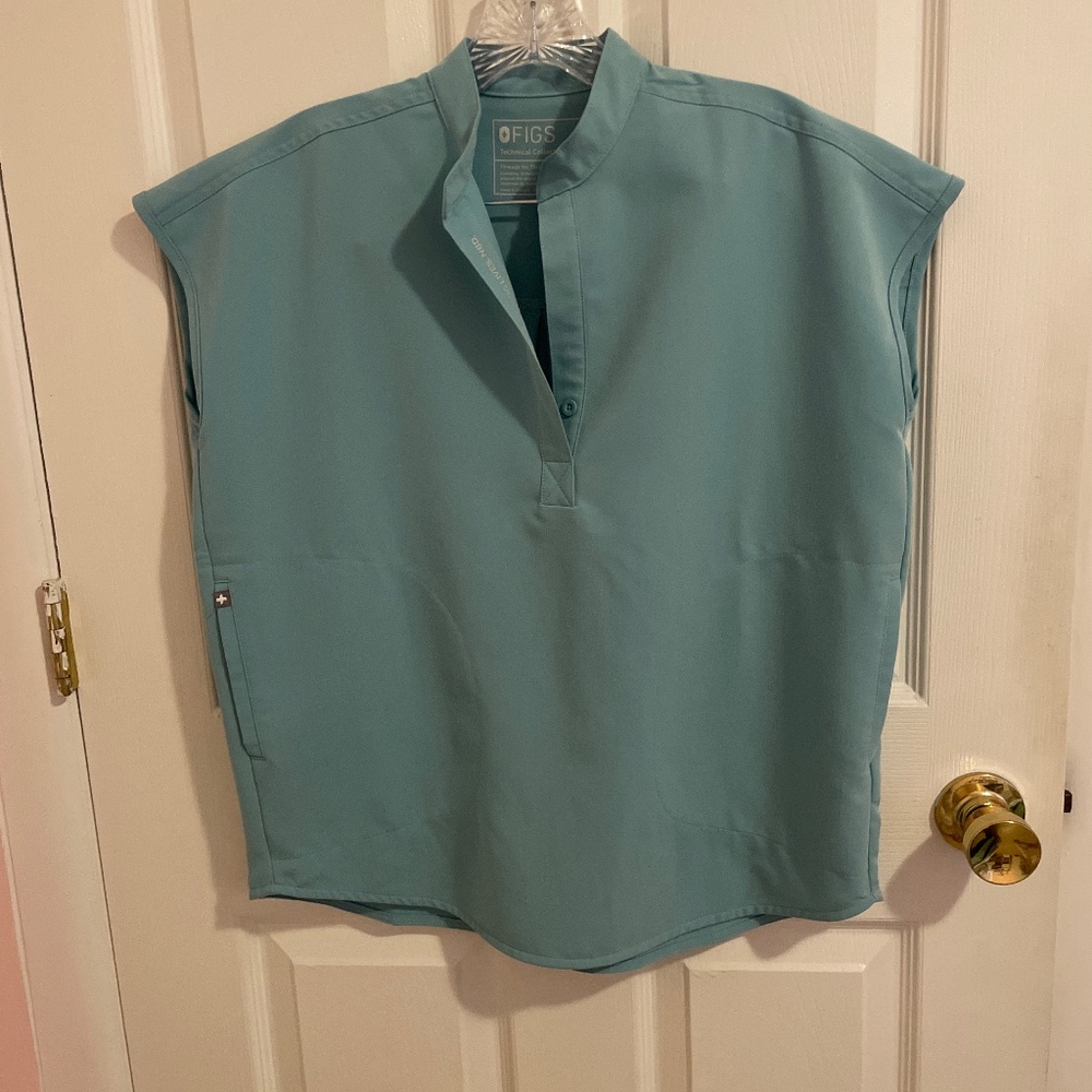 Figs Women's Sleeveless Top in Teal
